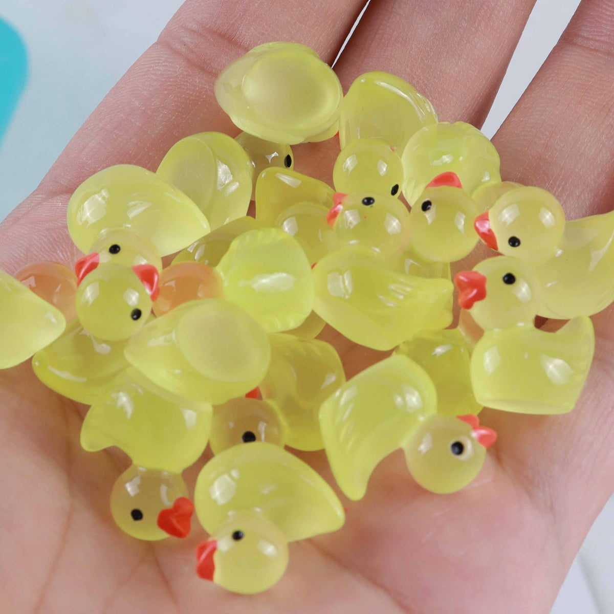 Glowing Resin Duckling Ornament – Cute 3D Cartoon Keychain & Car Decor